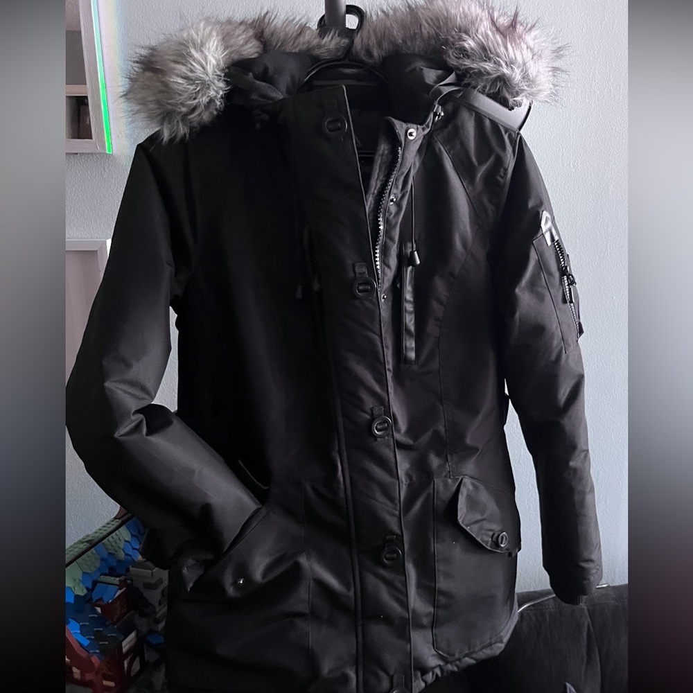 Elegant Black Ski Jacket with Fur Trim